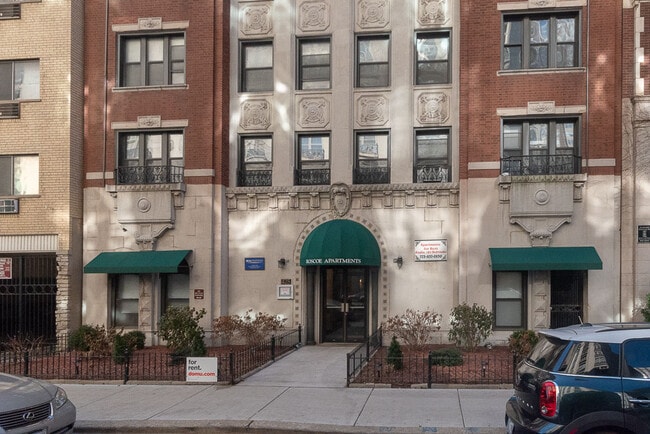 Building Photo - 411 W Roscoe St