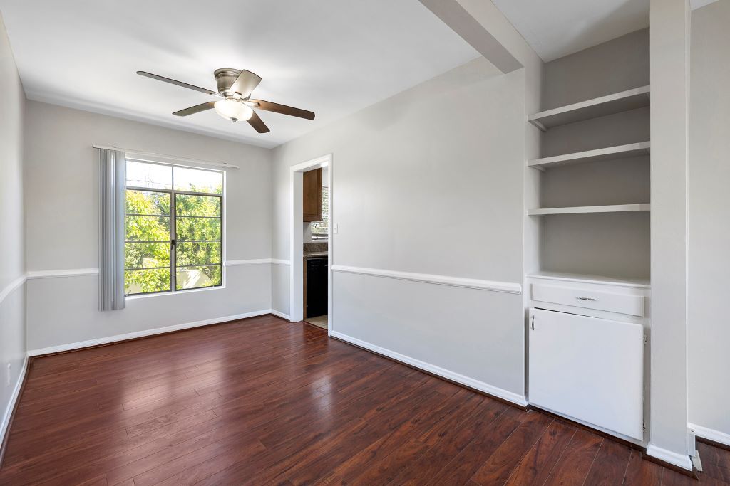 Colonial Manor Apartments Apartments in Van Nuys, CA