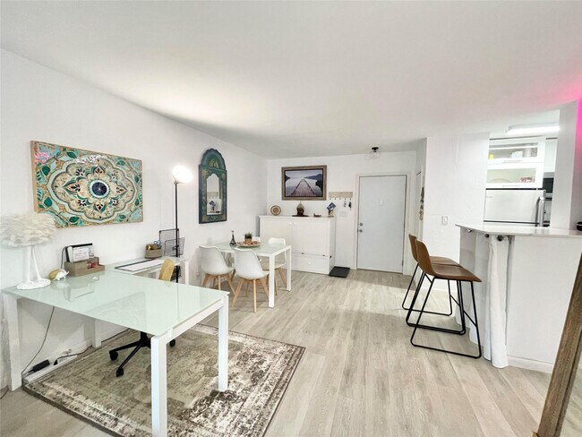 Building Photo - 3000 Riomar St