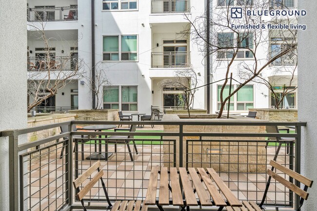 Foto del edificio - 422 W Riverside Dr