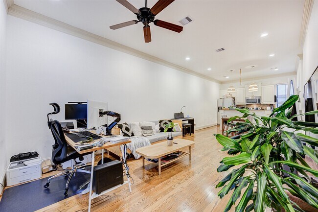 Building Photo - 3105 Fairdale Oaks E