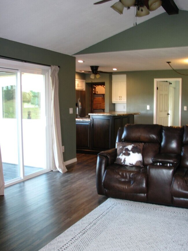Foto del edificio - Beautiful 11.16 Acre Farm with Lots of Ame...