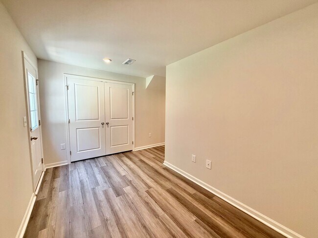 Foto del edificio - Stunning 3BD, 2.5BA End Unit Zebulon Townh...