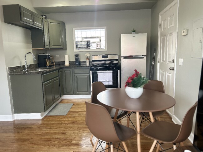 Foto del edificio - 3034 W Montrose Ave