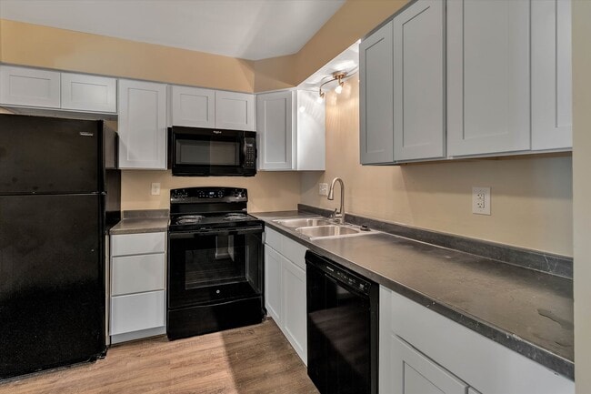 Building Photo - Country Club Park Apartments (320 S. Drake LLC)