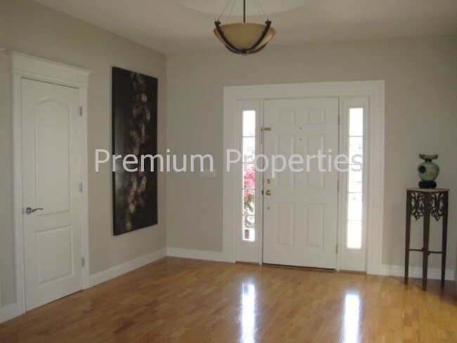 Building Photo - 3131 Roundhill Rd