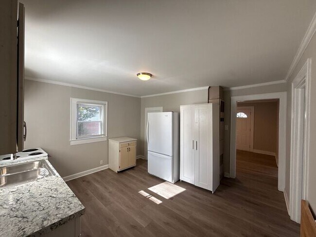 Foto del edificio - T.R. Lawing Realty Property