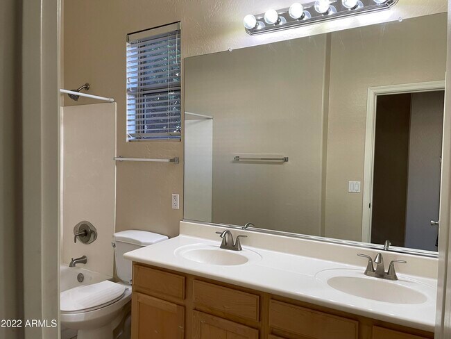 Foto del edificio - 1415 W Remington Dr