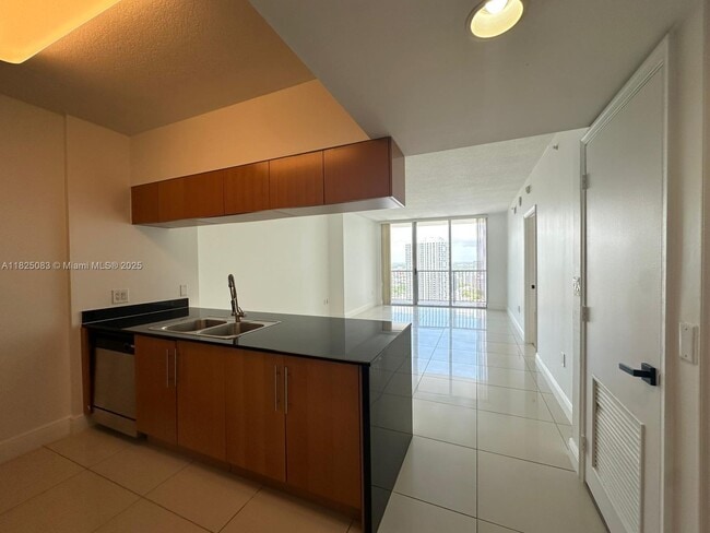 Building Photo - 1750 N Bayshore Dr