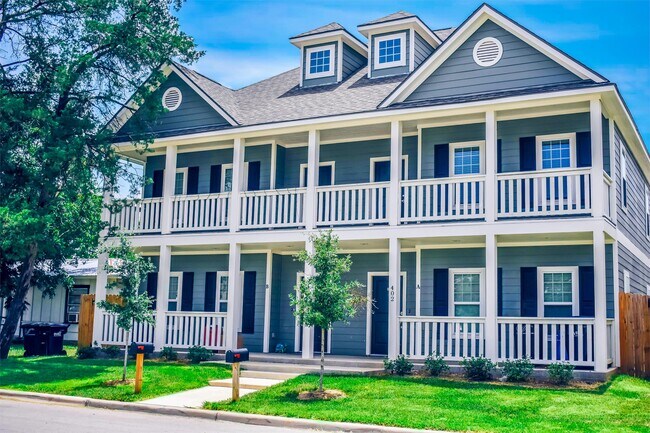 Photo - 402 Poplar St Townhome