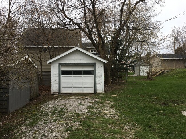 Building Photo - AVAILABLE JUNE - Great 3 Bed 1 Bath Bungalow