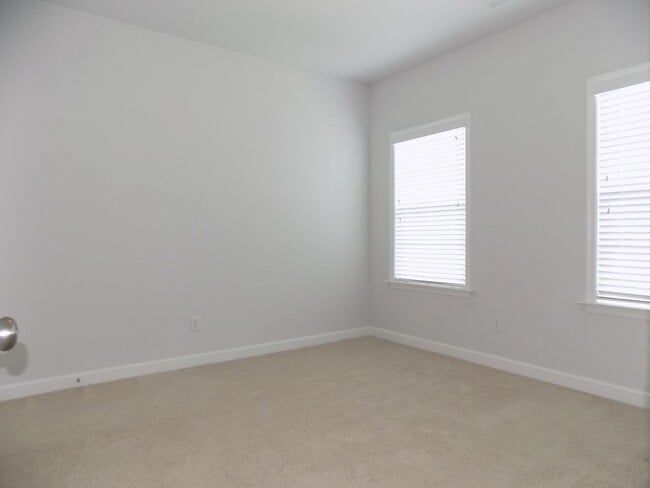Building Photo - 121 Wineberry Wy