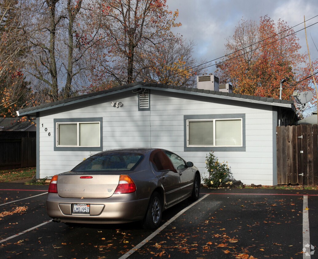 Building Photo - 106 Mormon St