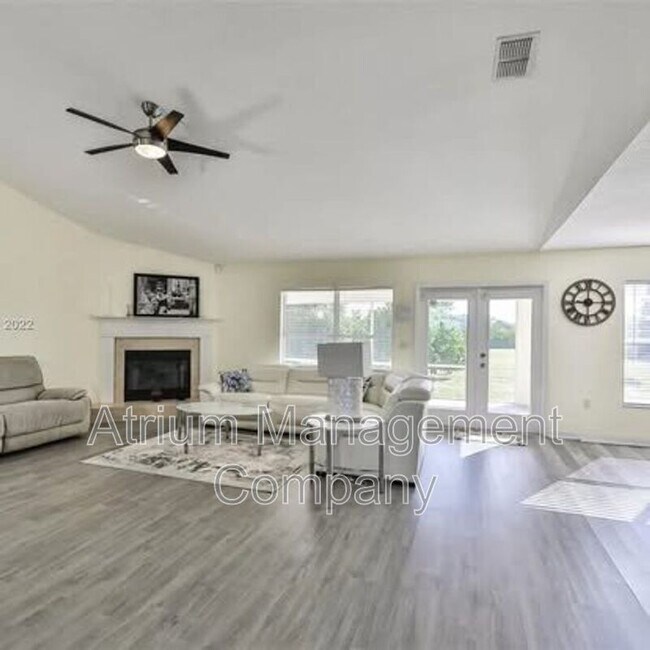 Foto del edificio - 2120 Farrington Dr