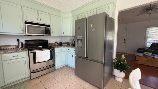 Foto del edificio - For Rent – Fully Furnished 3 Bedroom, 2 Ba...