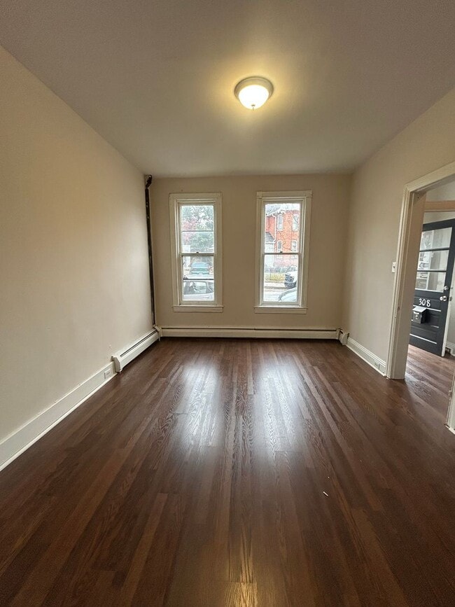 Building Photo - Spacious 4 bedroom in York