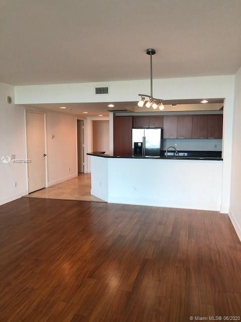 Foto del edificio - 14951 Royal Oaks Ln