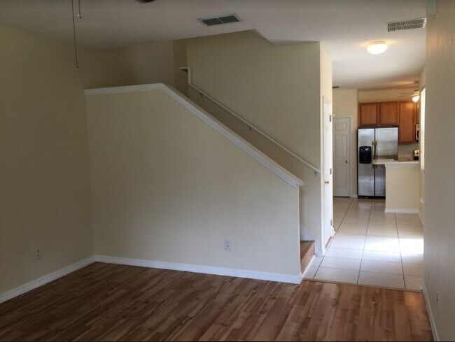 Foto del edificio - Townhome in Avalon Park with a 2 car garage