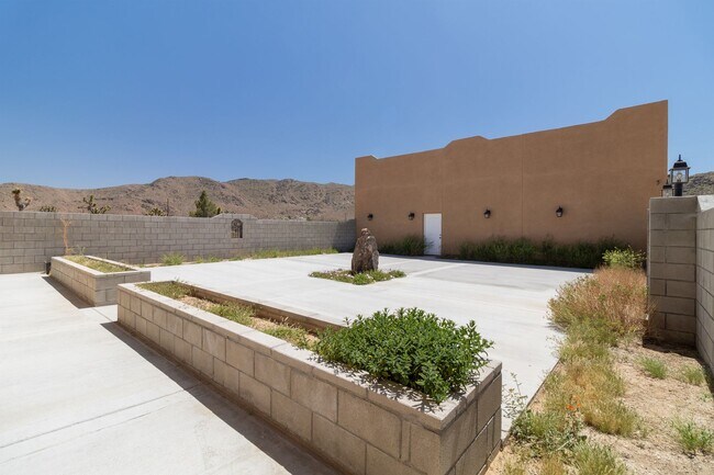 Building Photo - Desert Oasis