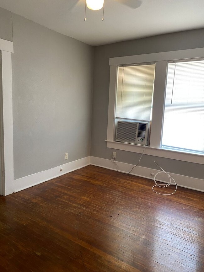 Building Photo - 215 Paschal St