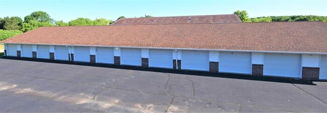 Building Photo - Large 3 Bedroom-White Lake