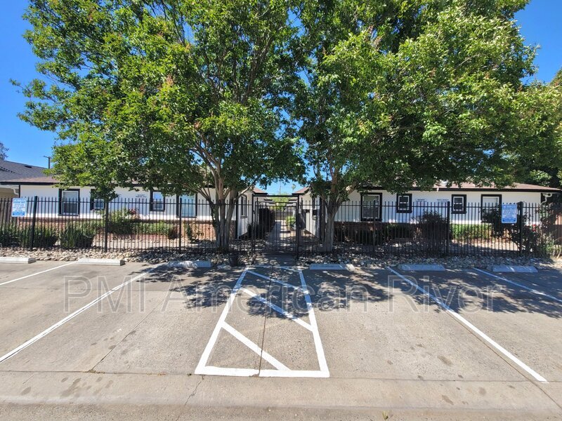 Primary Photo - 1071 Santiago Ave