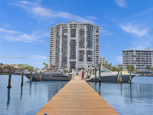Foto del edificio - 2665 Parkview Dr S