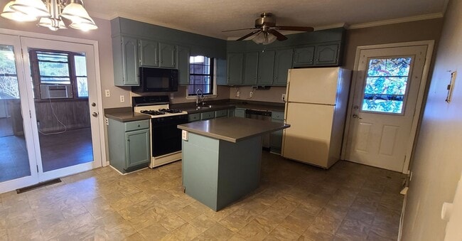 Foto del edificio - 4BR 3BA SFH with Full Finished Basement