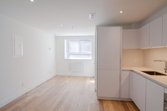Building Photo - 25 Av des Pins O