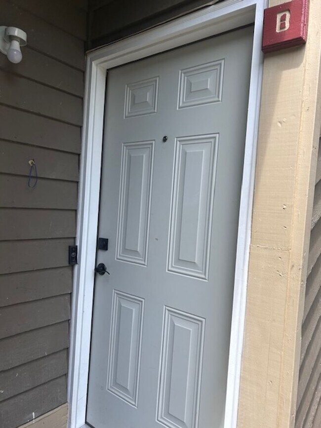 Building Photo - Newly Renovated Two Bedroom Condo Available! Move In Ready!