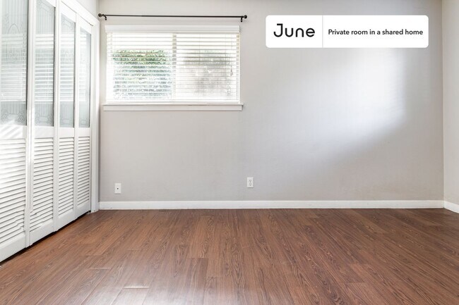 Building Photo - Private bedroom in 4 bed/2 bath Home