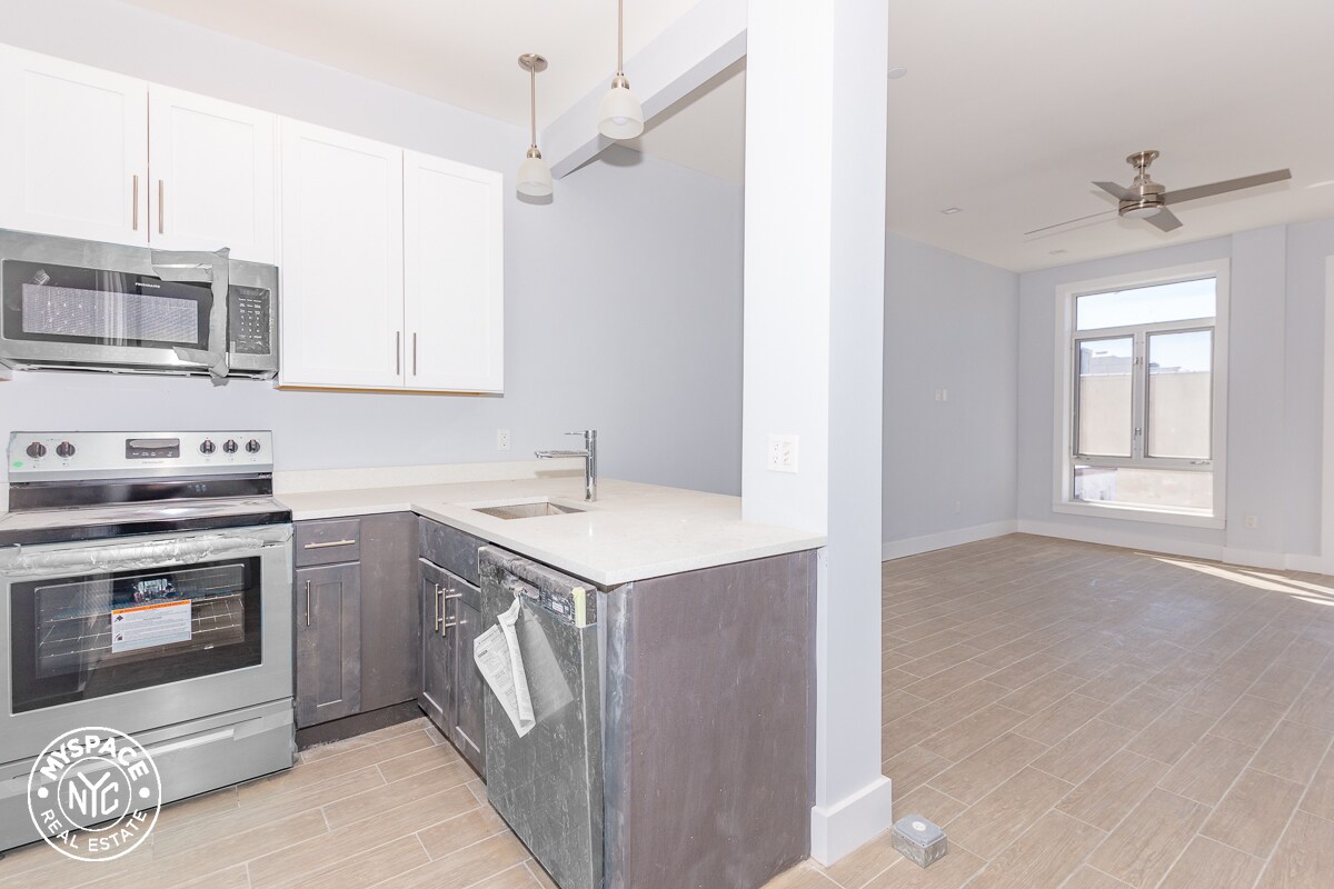 Primary Photo - 460 Seneca Ave