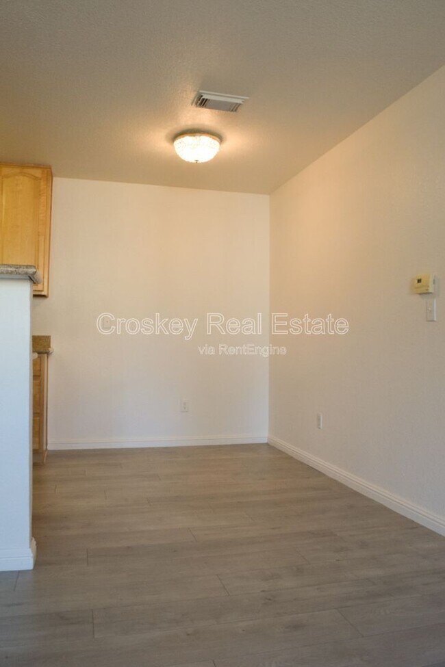 Foto del edificio - 2225 Lakeview Cir