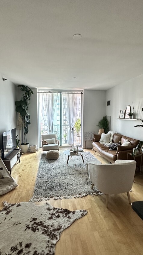 Living Room - 421 W Huron St