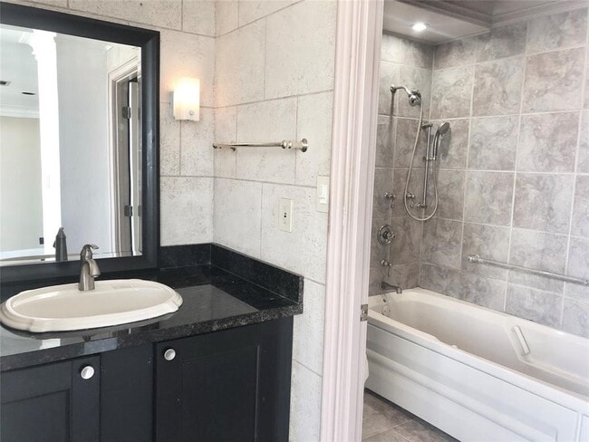 Building Photo - 2016 Main St