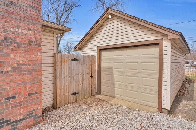 Building Photo - 812 E Olmstead Ave