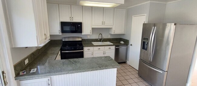Foto del edificio - Single Story House in Poway - 4 BR Plus Bo...