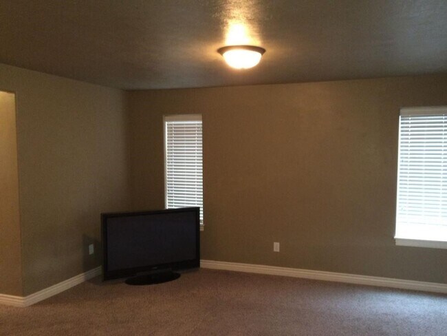 Building Photo - Desirable 3 bed 1.5 bath town house in The...