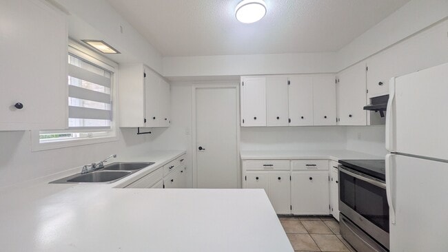 Building Photo - 46050 Camrose Ave