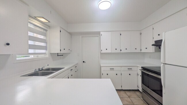 Photo du bâtiment - 46050 Camrose Ave