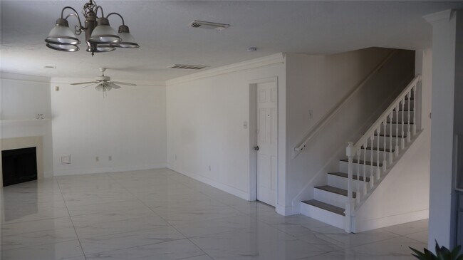 Foto del edificio - 710 Hidden Ridge W