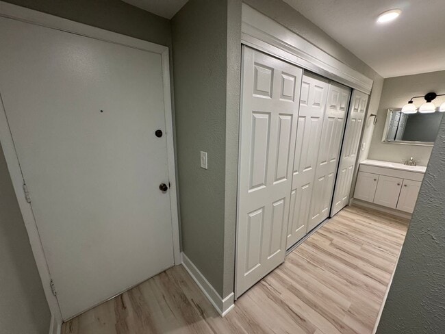 Building Photo - Studio Condo in the heart of Capitol Hill
