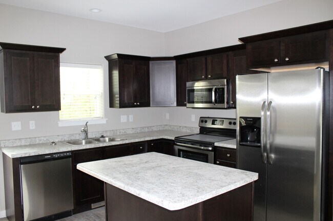 Building Photo - Spacious 4 bed/3 bath on East Side