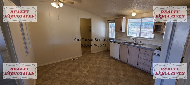 Building Photo - 1 Acre, 4 bedrooms and 2 Baths in Marana A...