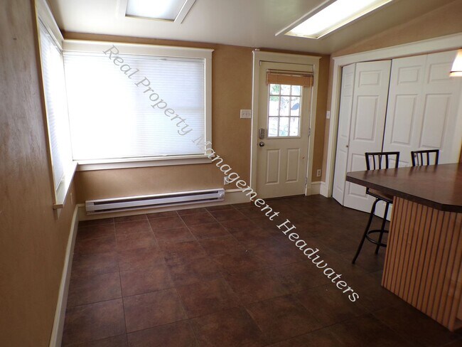 Building Photo - House For Rent