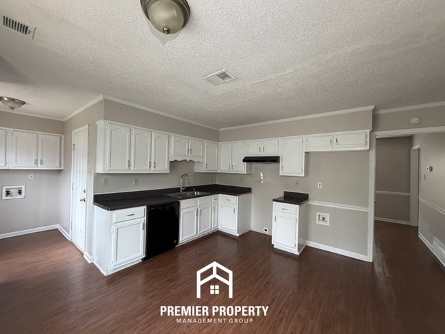 Building Photo - Spacious 4BR/2.5BA Home with Fireplace, Garage & Fenced Backyard in Memphis