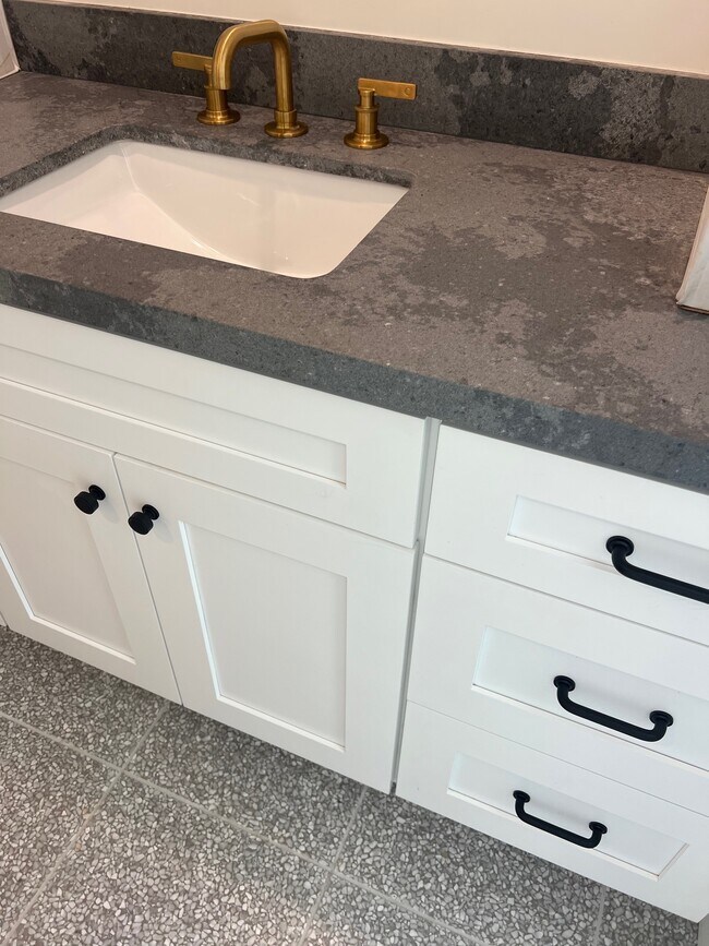 Building Photo - 919 Bayview Dr