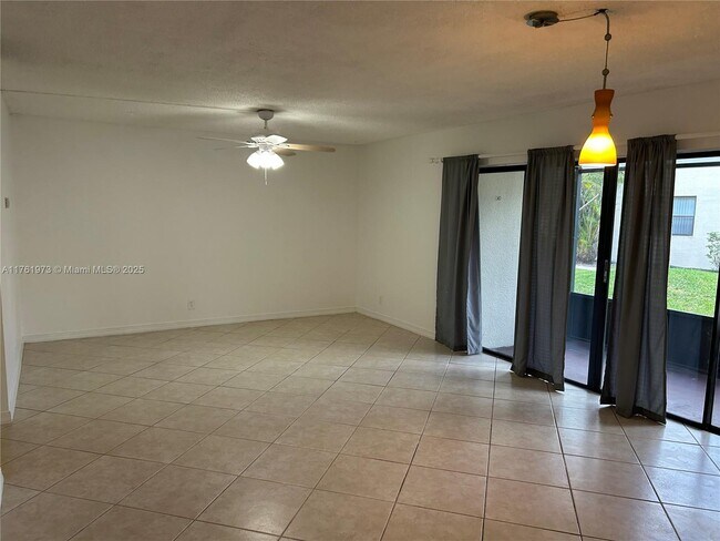Foto del edificio - 301 N Pine Island Rd