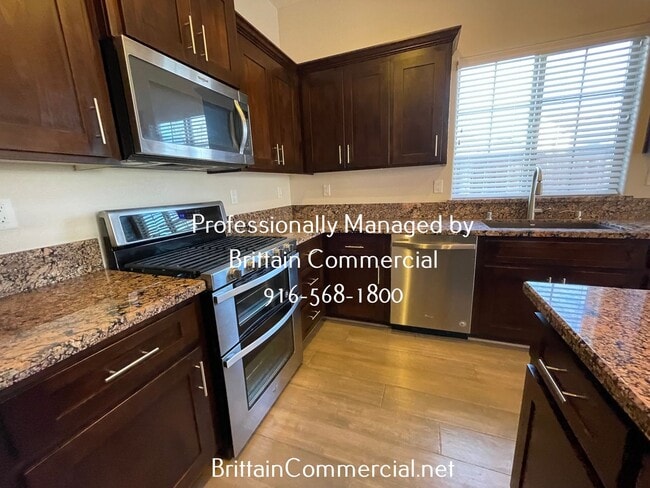 Building Photo - Spacious, Modern and An Absolute Must See ...