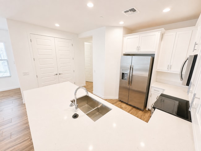 Building Photo - 4043 E Brisa Dr